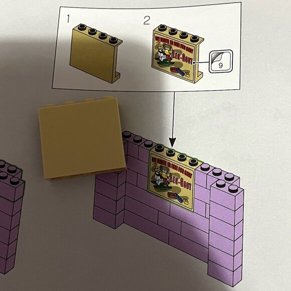 LEGO Icons The Friends Apartments 10292 RETIRED - Picture 5 of 9